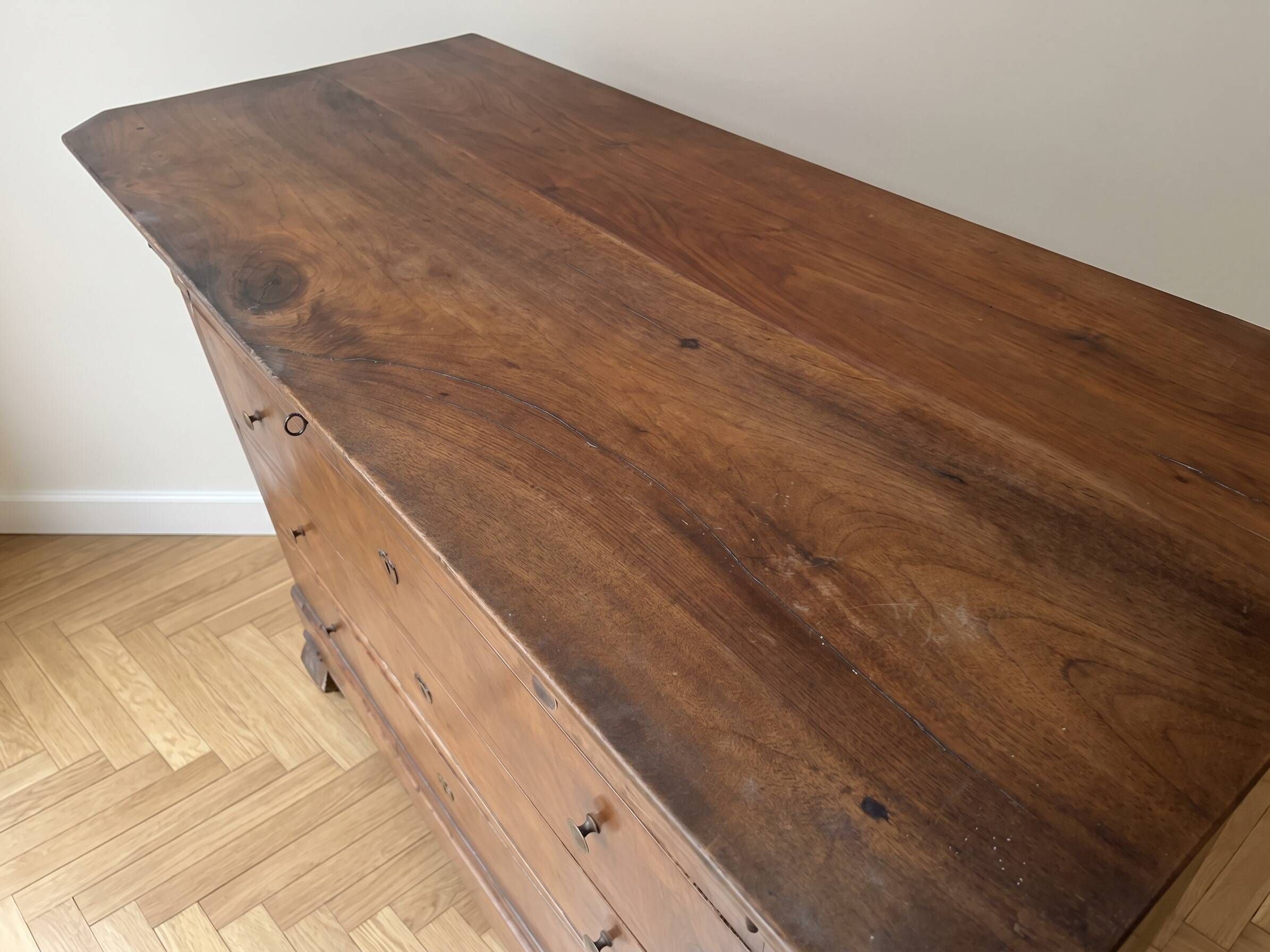 Commode ancienne en bois massif à tiroirs