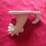 Patère en porcelaine blanche figurant un coq