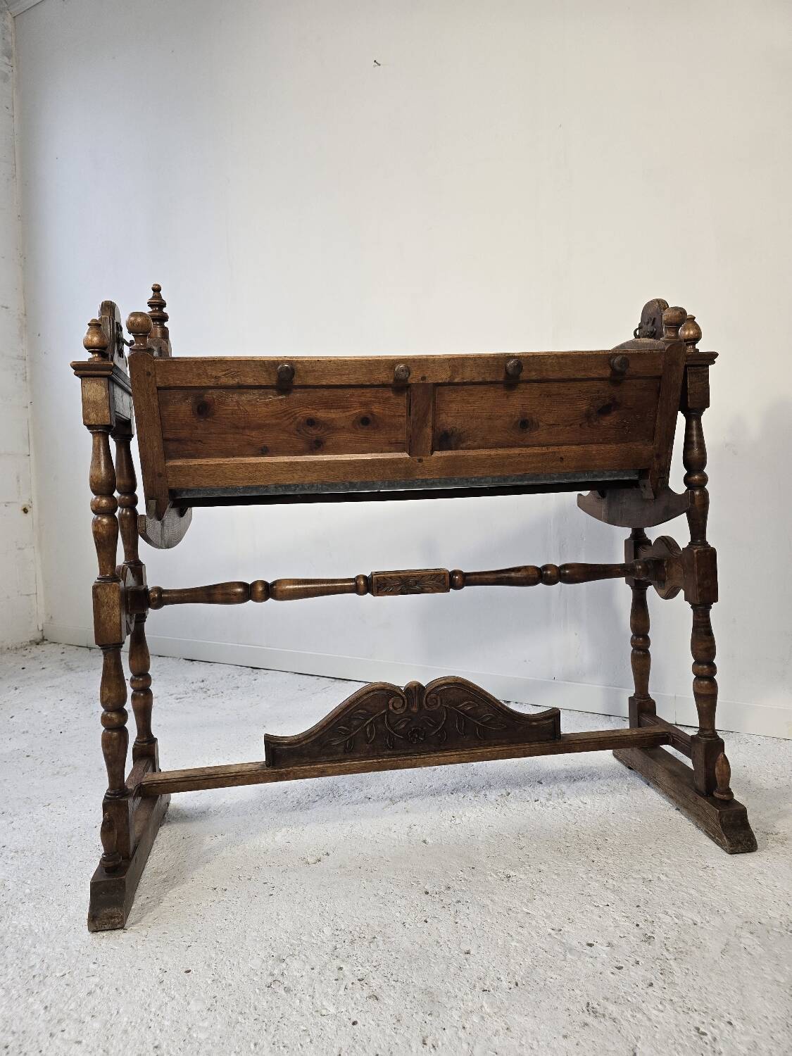 19th century cradle in carved fruitwood – Antique planter