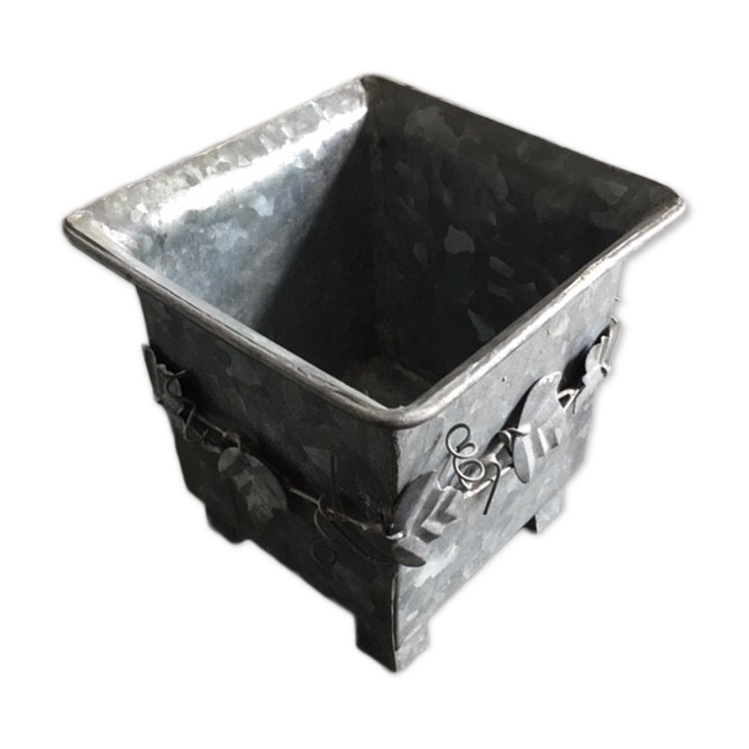 Galvanized flowerpot with ivy decor