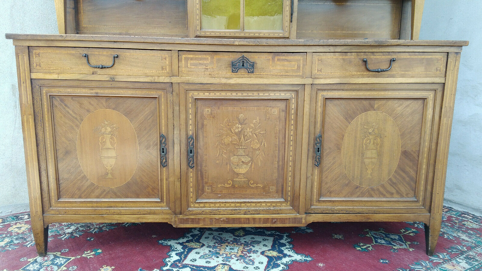 Vaisselier époque Louis XVI en acajou marqueté