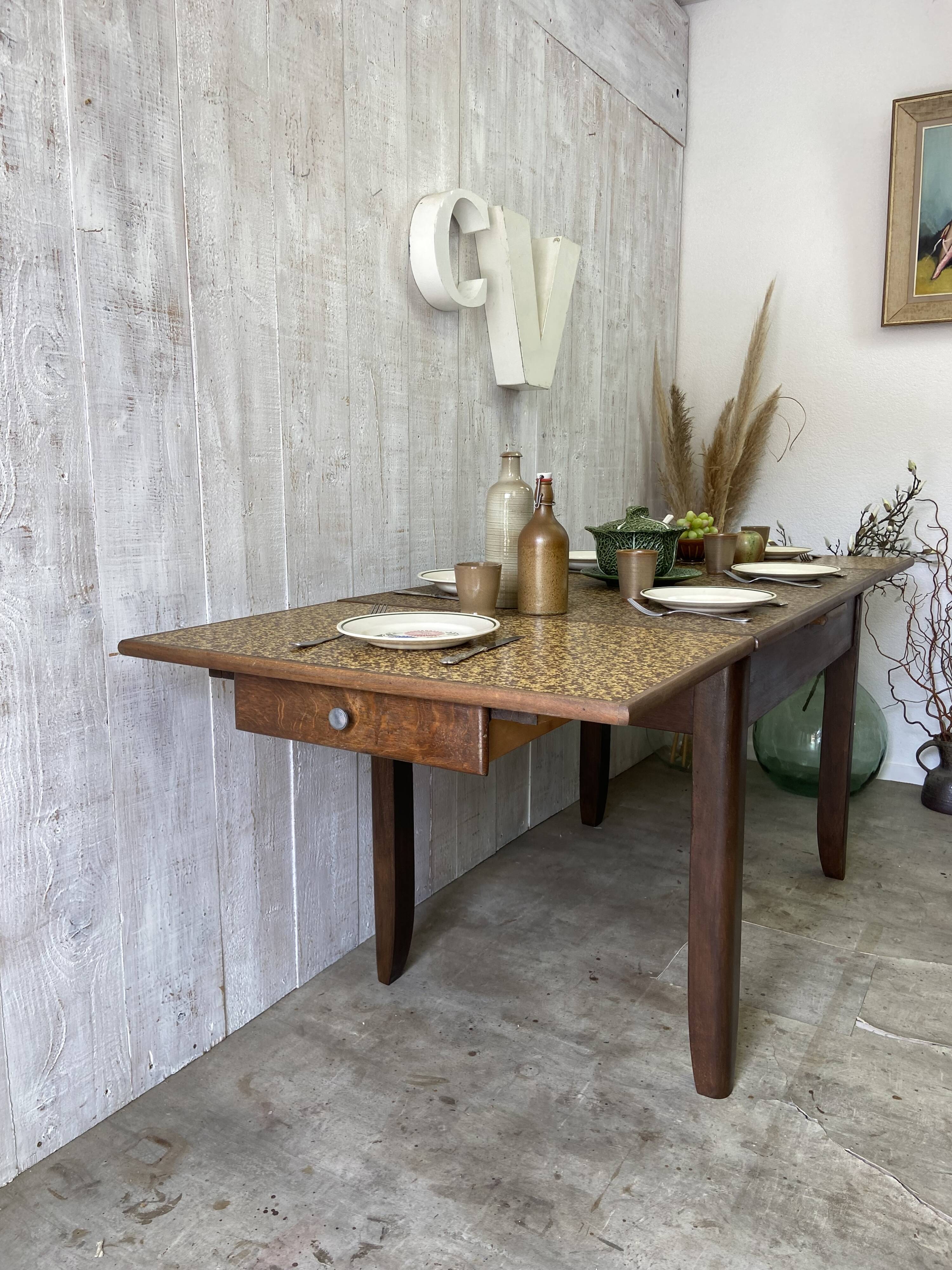 Extendable farm table