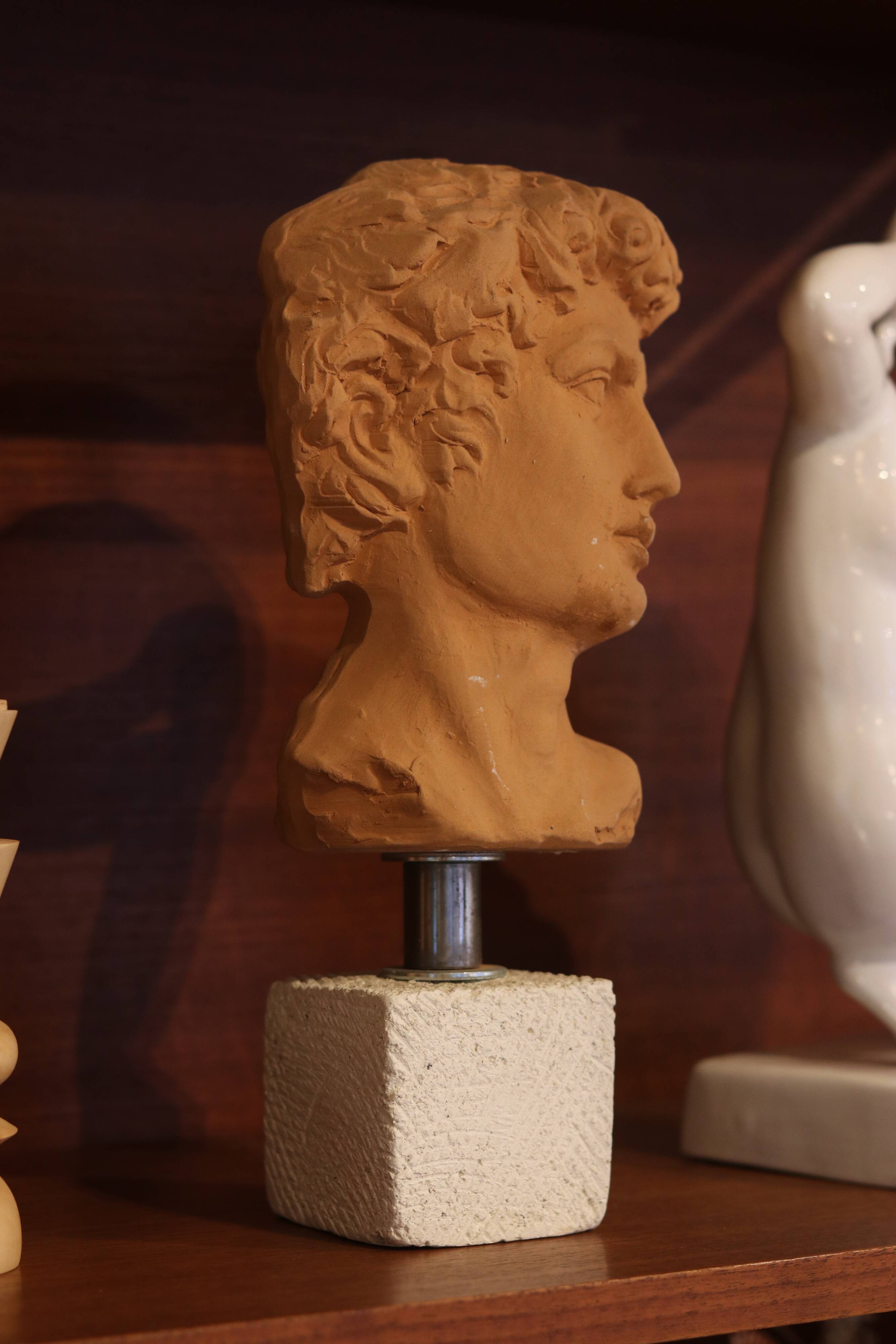 Tête d’Apollon en terre cuite sculptée à la main