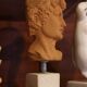 Tête d’Apollon en terre cuite sculptée à la main