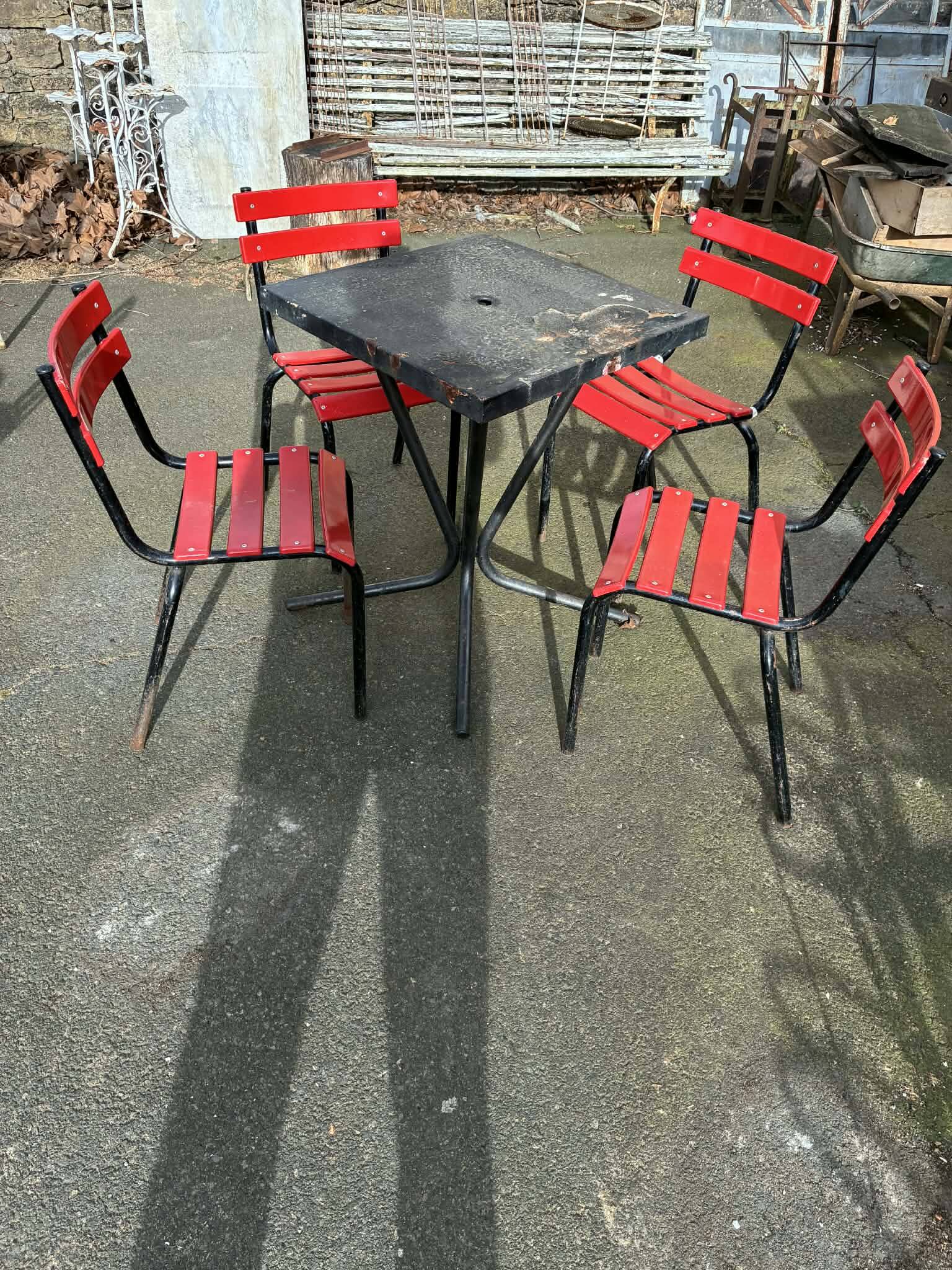 Set of 4 garden chairs and 1 table.