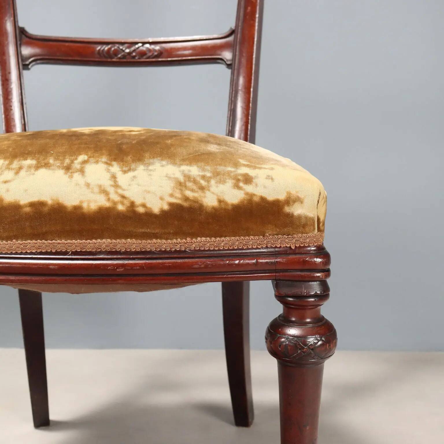 Chaises anciennes en acajou avec assise rembourrée en tissu, Italie, XXe siècle