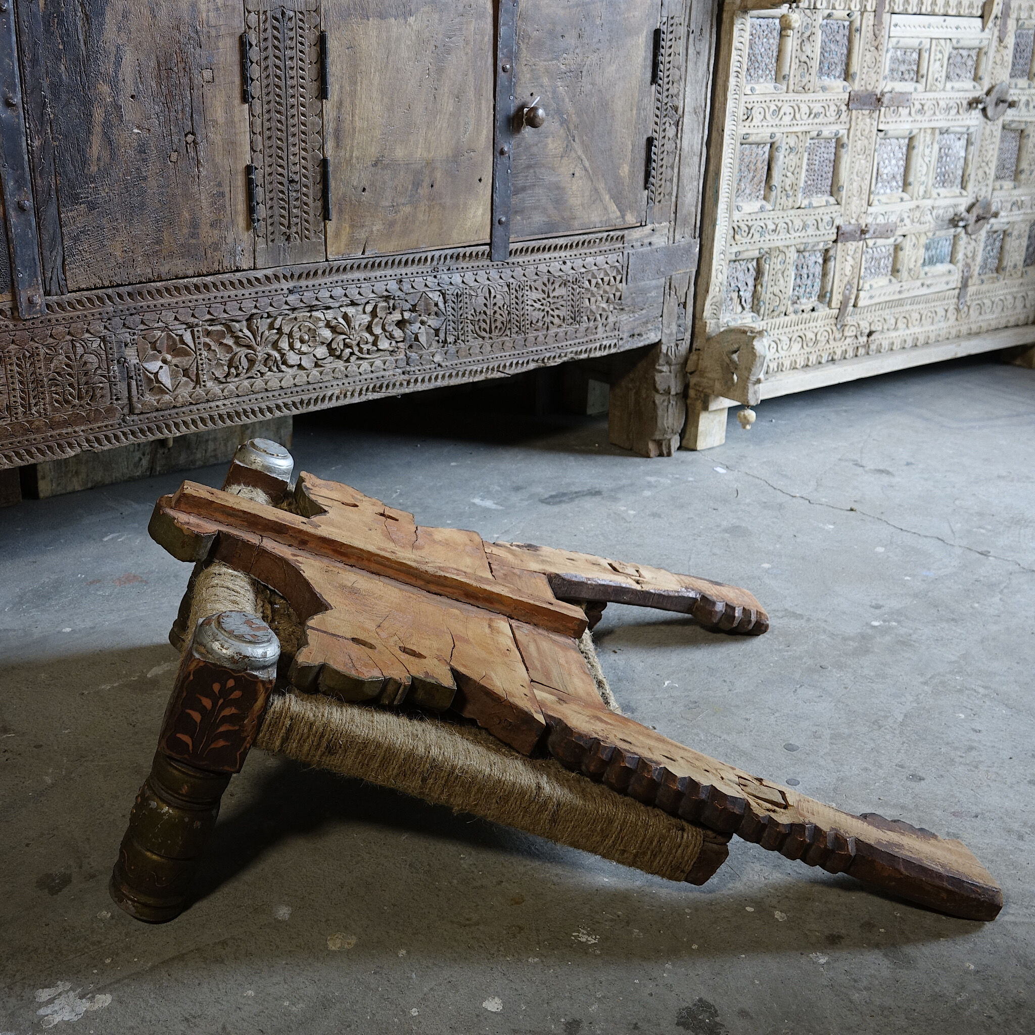 Chaise en bois sculpté et corde