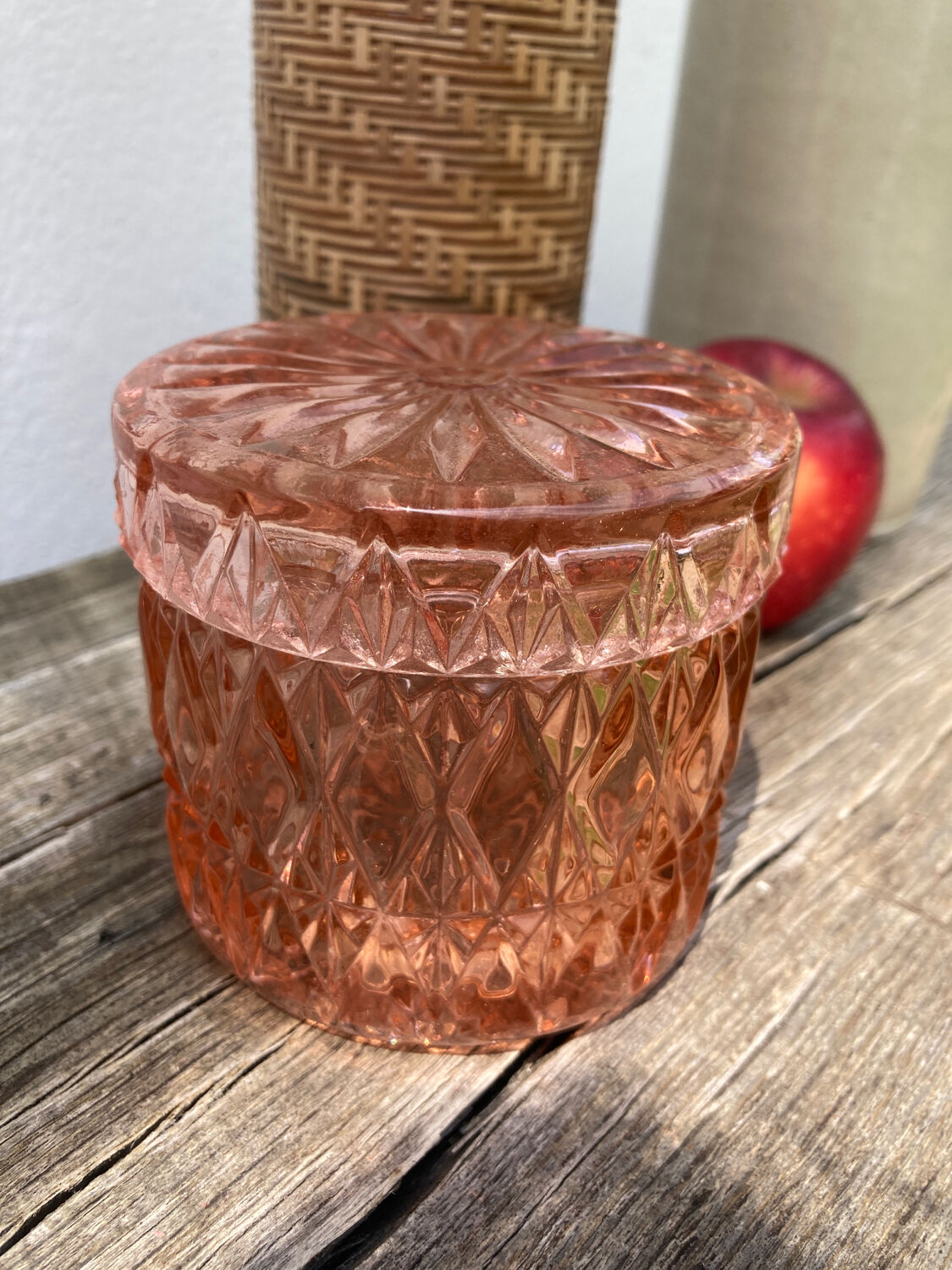 Powder box for Art Deco jewelry in pink crystal