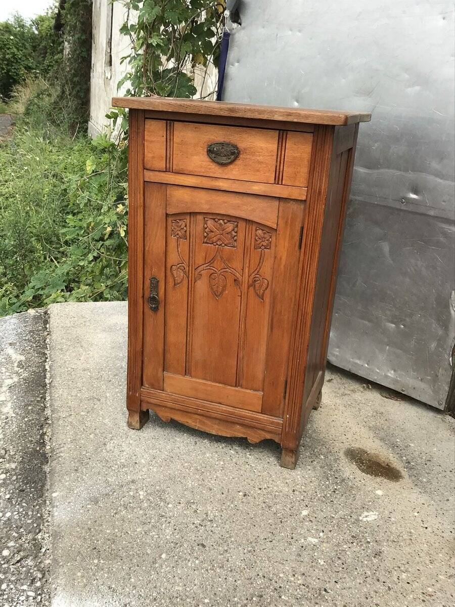 Table de chevet rustique en pin marron avec tiroir et porte, circa 1890-1919