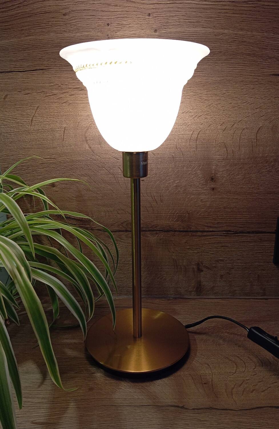 Duo lampes de chevet rétro chic métal doré, globes blancs drappés