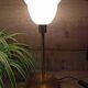 Duo lampes de chevet rétro chic métal doré, globes blancs drappés