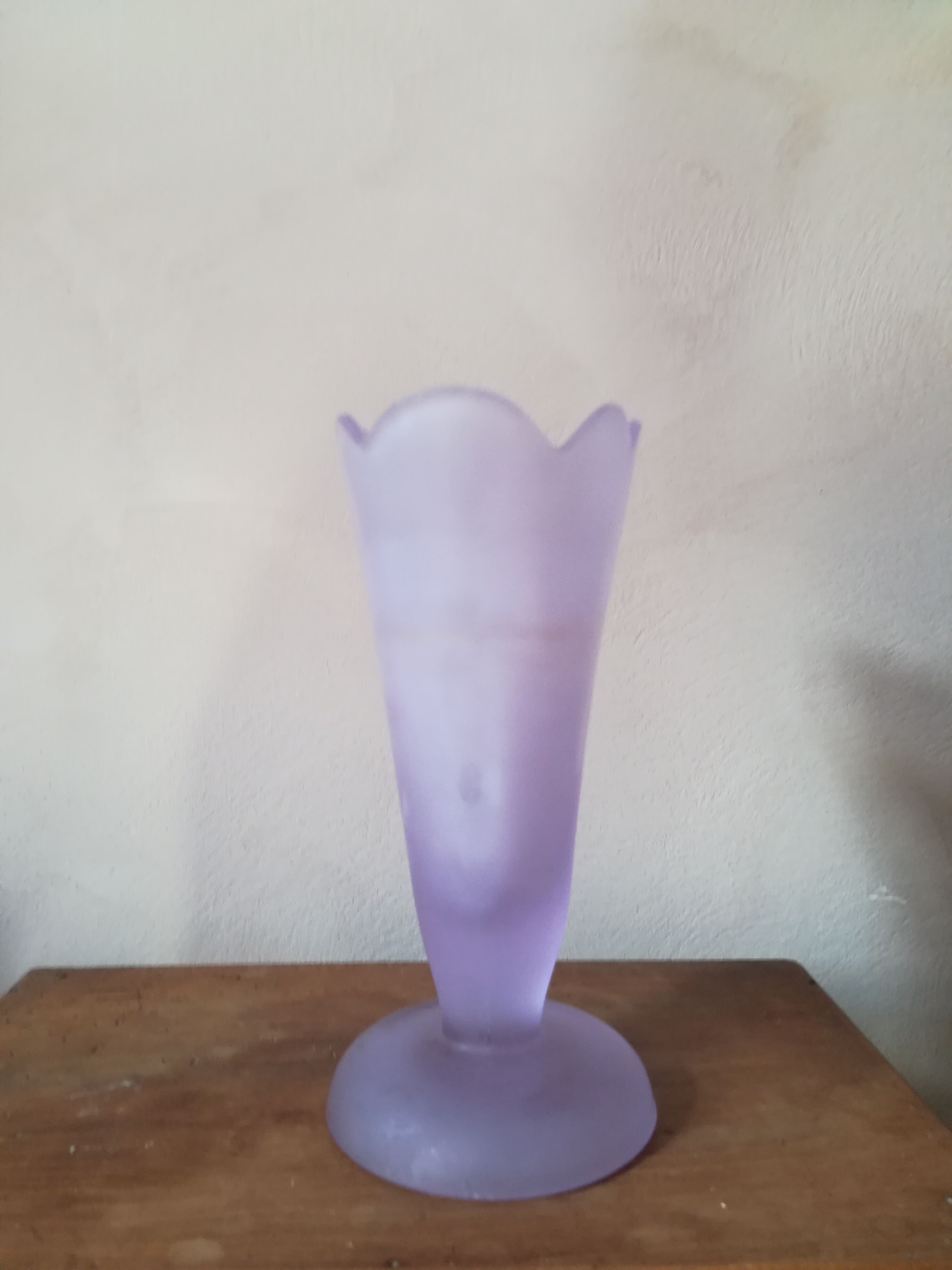 Vase cornet en verre poli