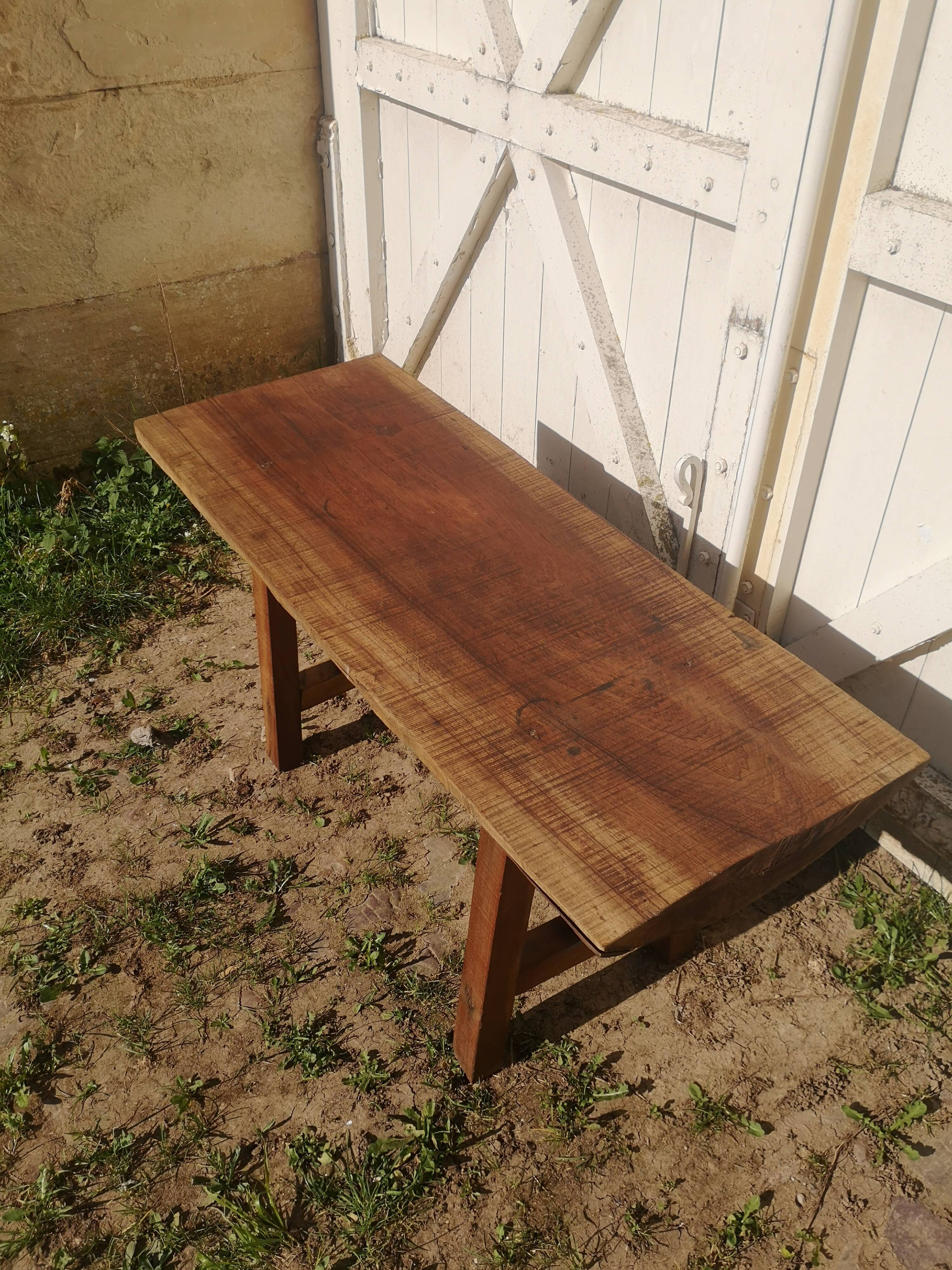 Firm-style coffee table