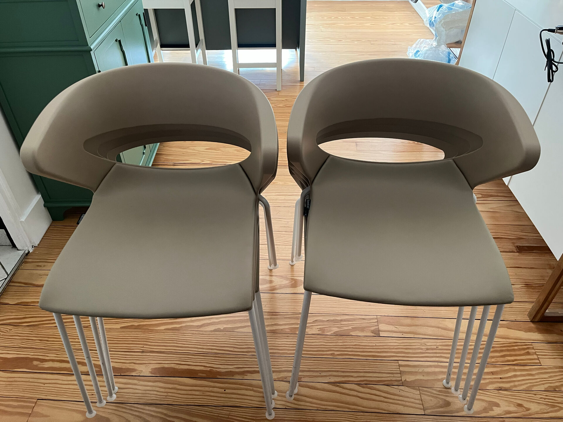 Lot 8 chaises modèle kicca marque kastel
