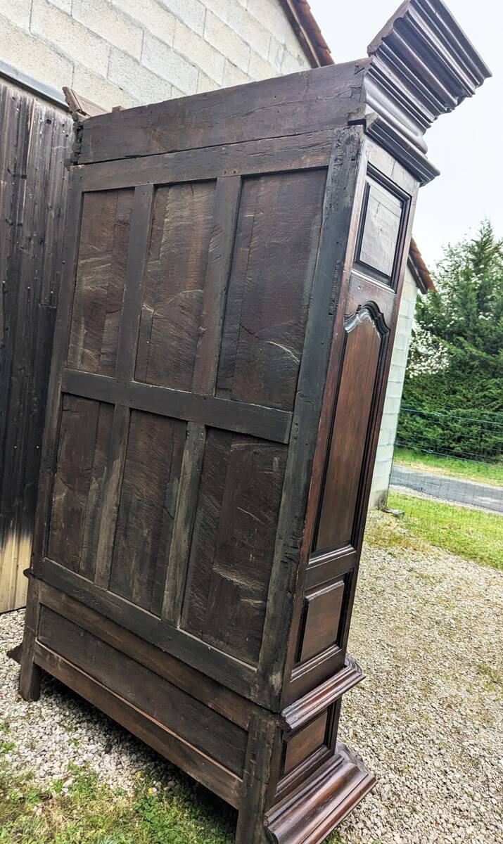 Wardrobe from the Périgord castle. Louis XIV period