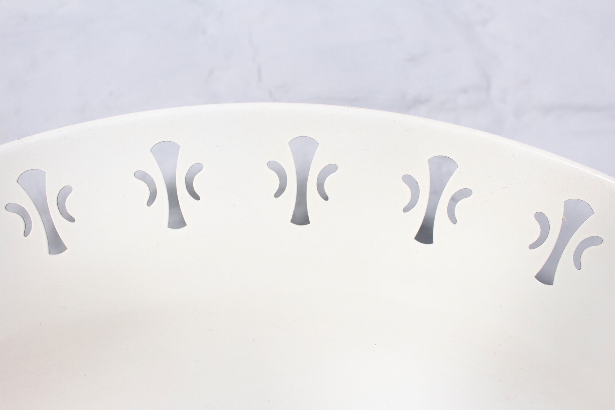 Hillebrand round metal light mirror