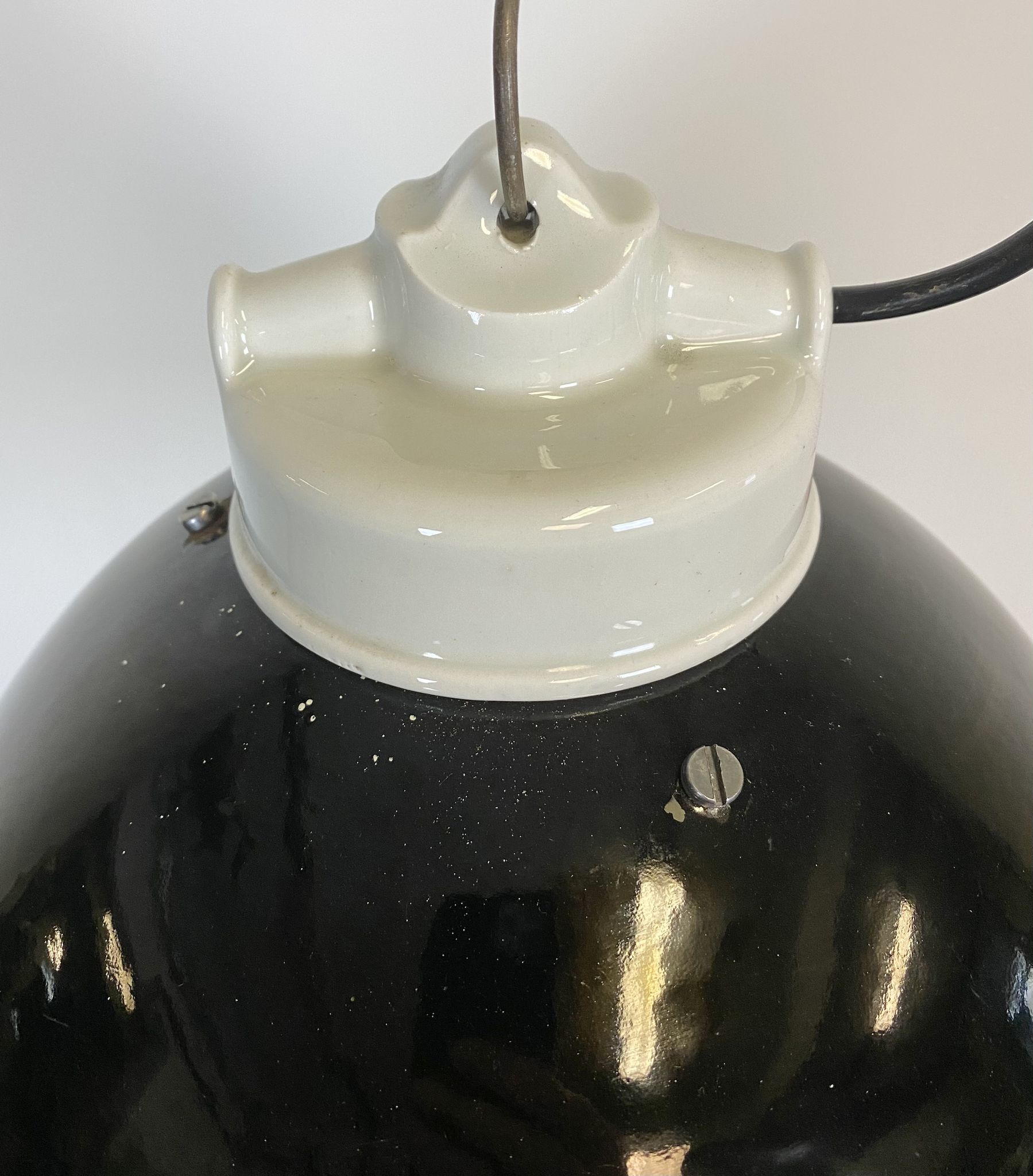 Suspension industrielle en émail noir avec dessus en porcelaine, années 50