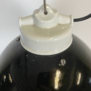 Suspension industrielle en émail noir avec dessus en porcelaine, années 50