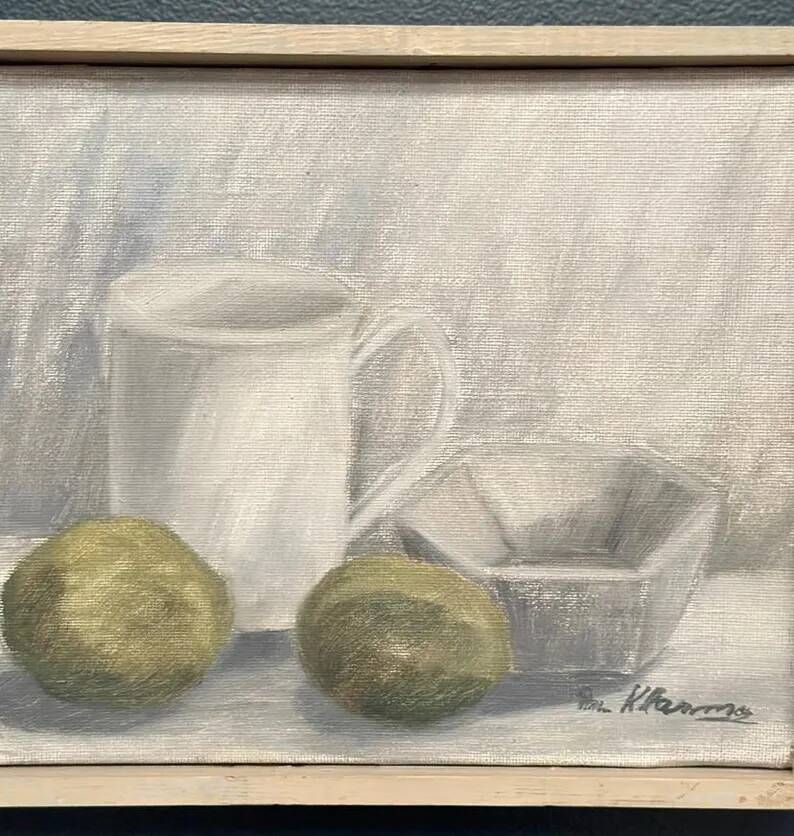 Original Swedish Oil on Canvas – “Jug, Bowl and Fruits” by Main Klarmo‑Kärred – Signed – 1961 – Vintage & Framed – 49×40.5 cm (19.3"×15.9")
