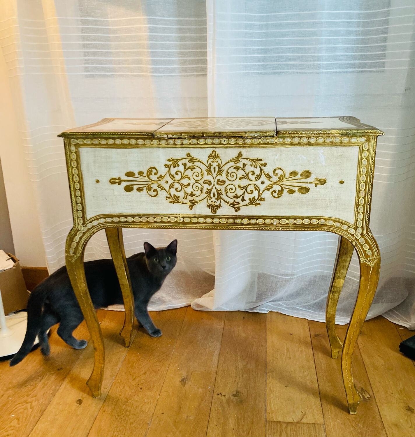 Venetian dresser from the 1960s/70s in carved wood with floral motifs.
