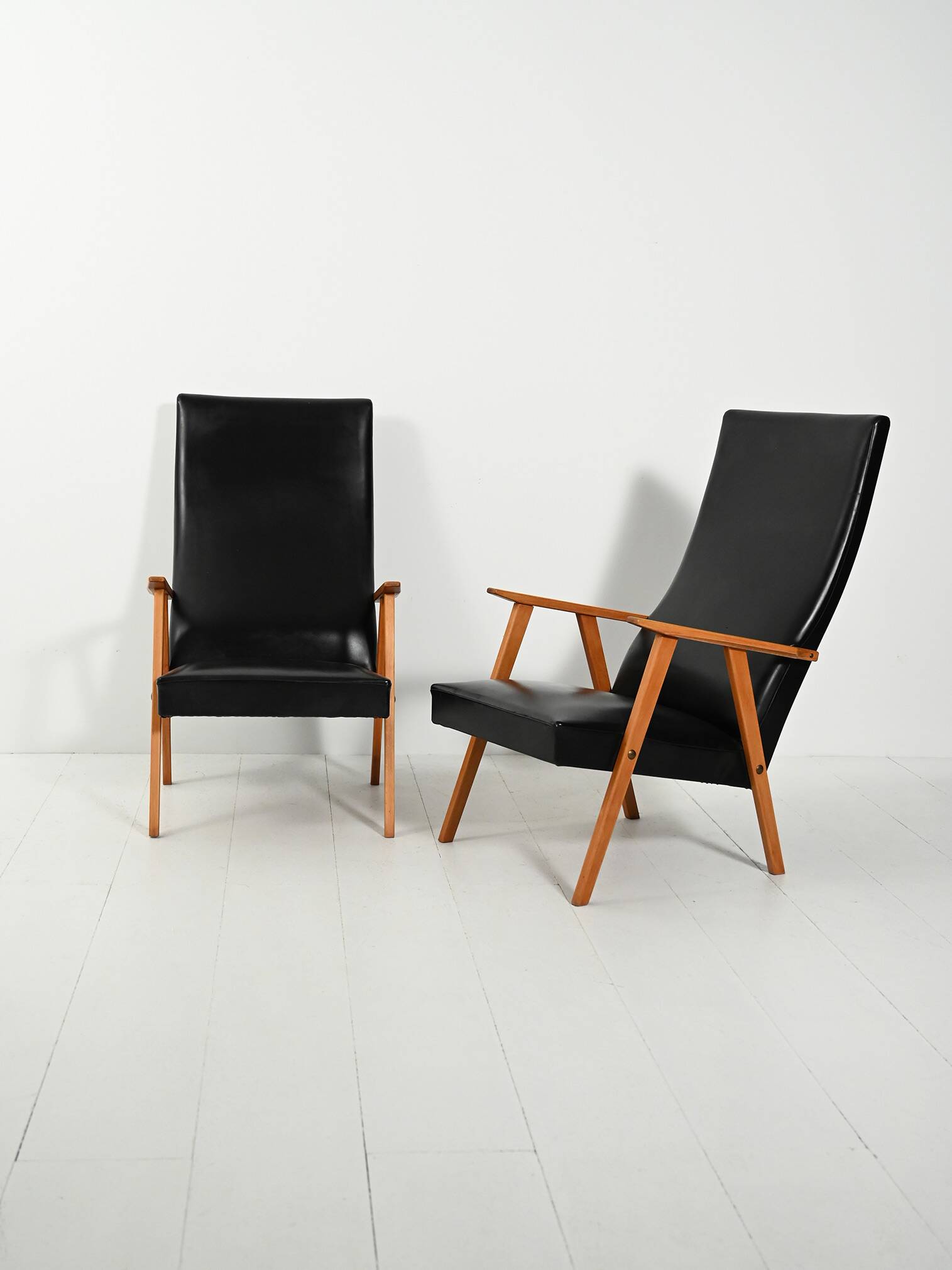 Paire de fauteuils scandinaves à dossier haut en simili cuir des années 1950-60.