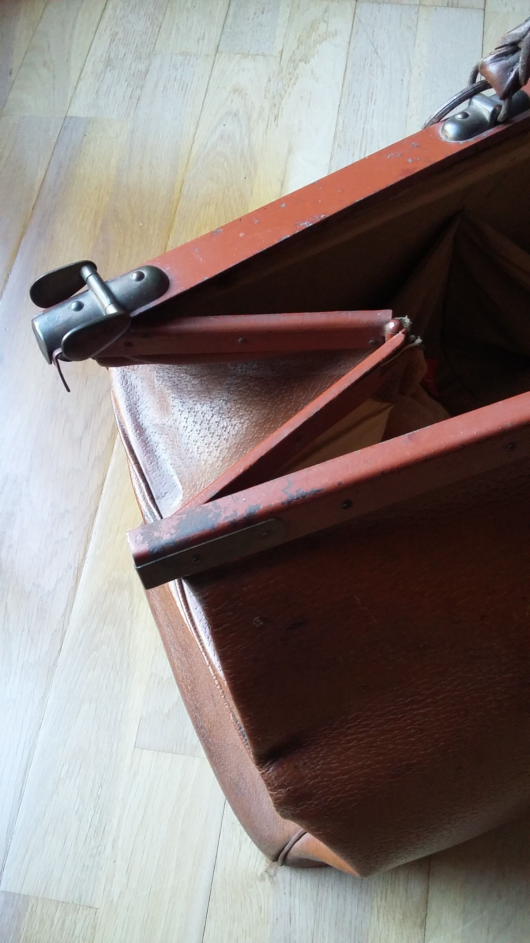 Late 19th century leather suitcase