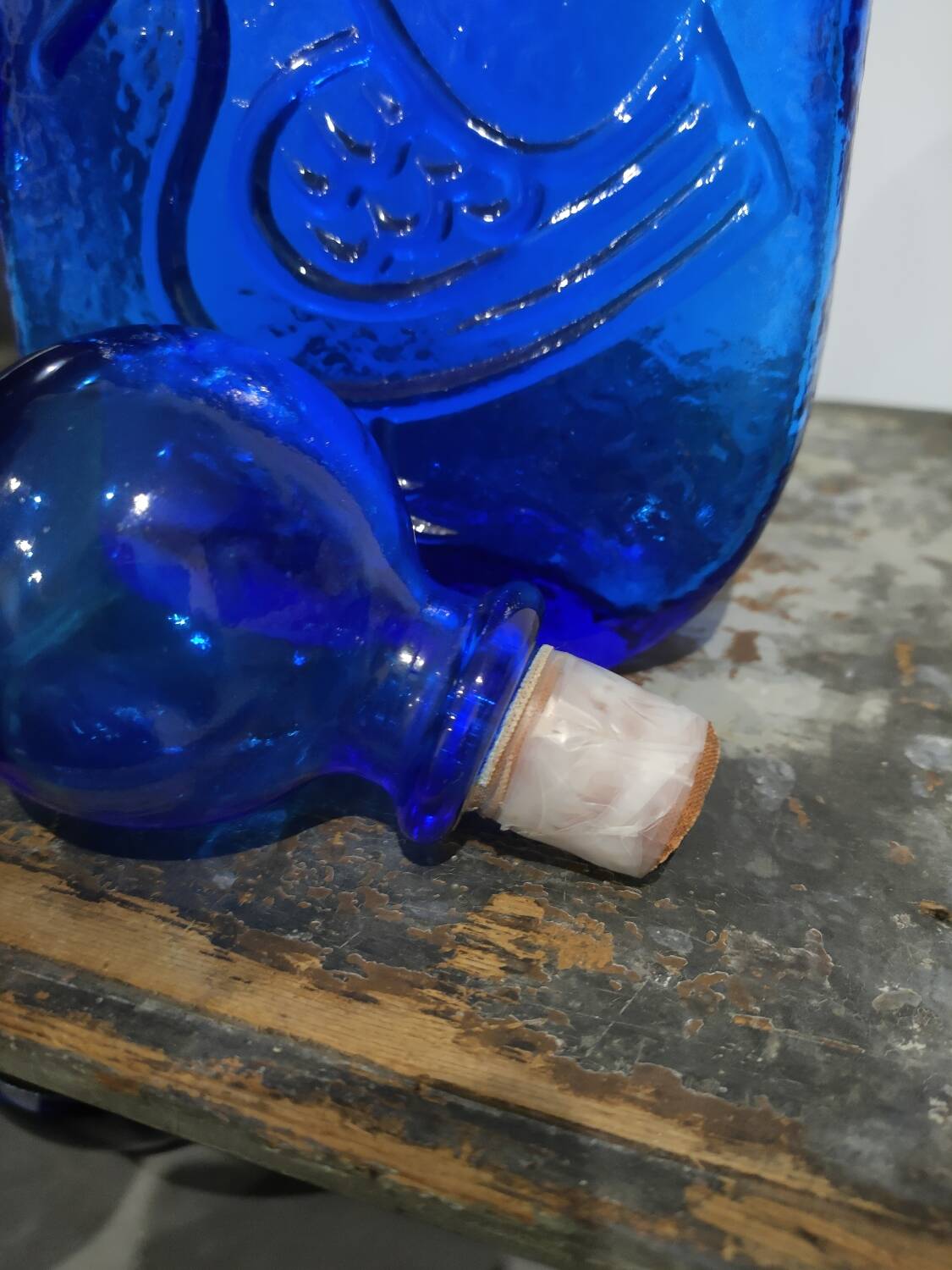 XXL cobalt blue bottle with embossed bird