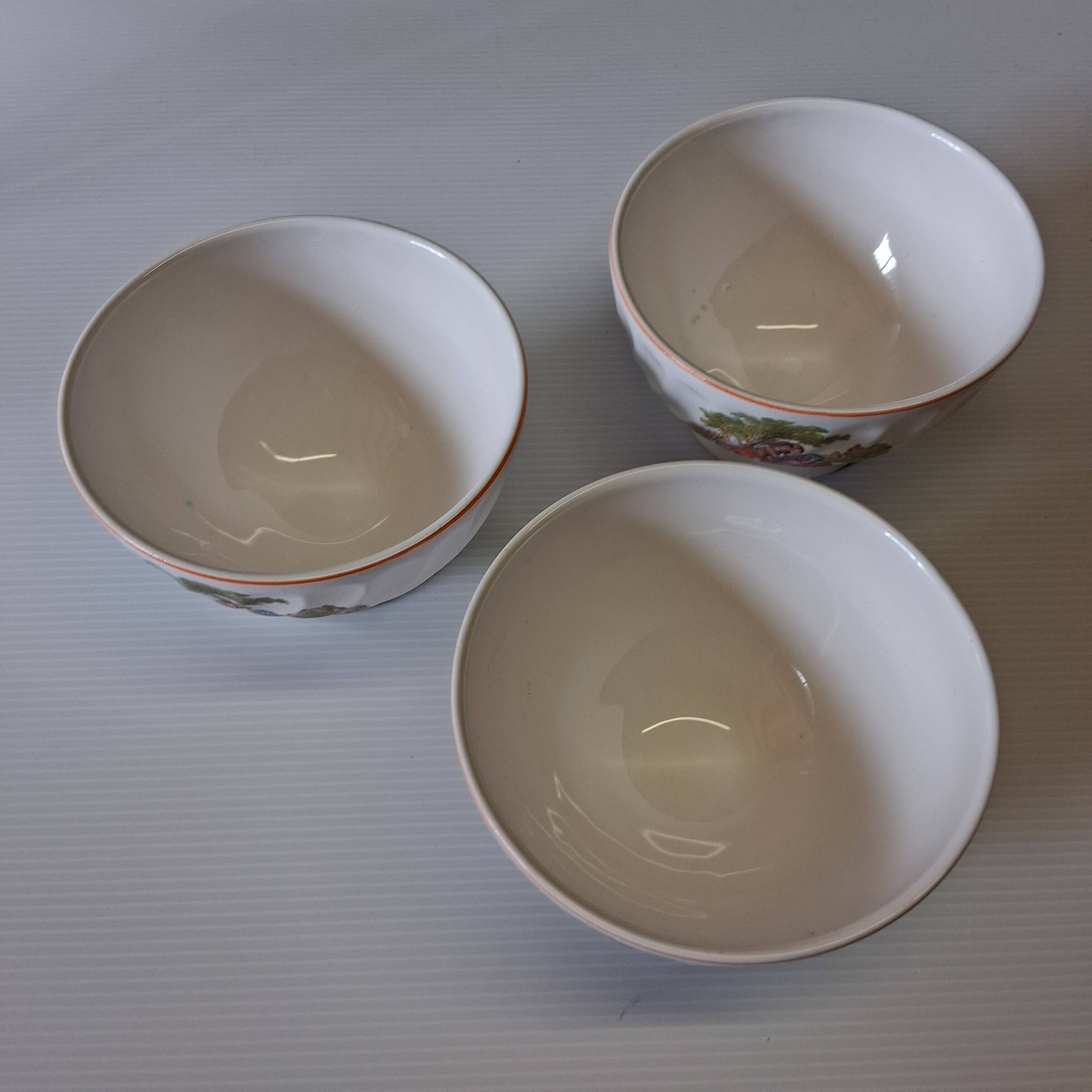 Set of 3 faceted earthenware bowls with decoration in good condition.