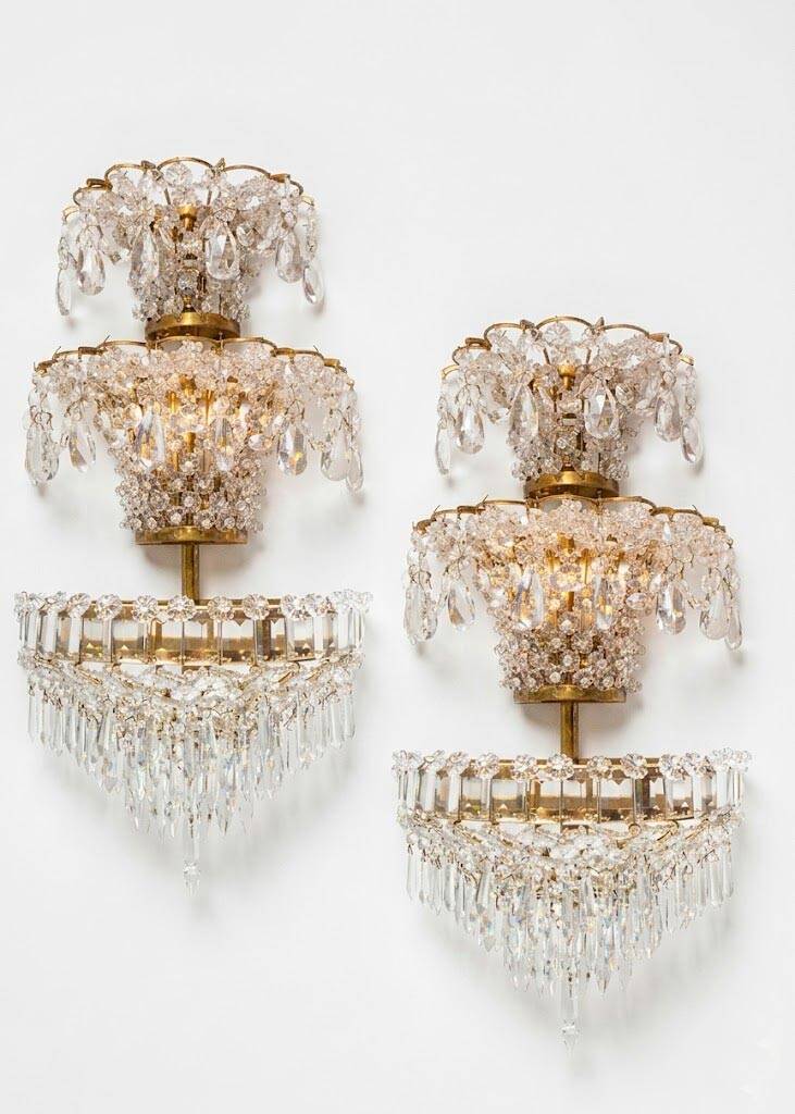 Paire de grandes appliques en laiton et cristal c. 1940s (57 cm)