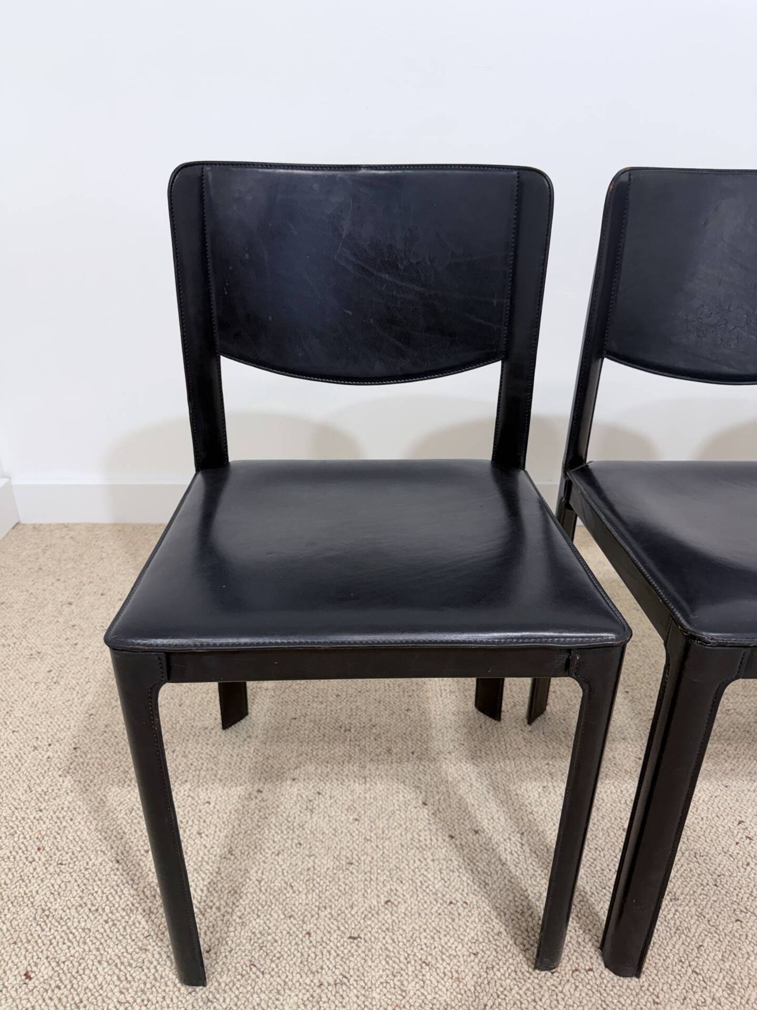 Paire de chaises Matteo Grassi en cuir noir – Design italien