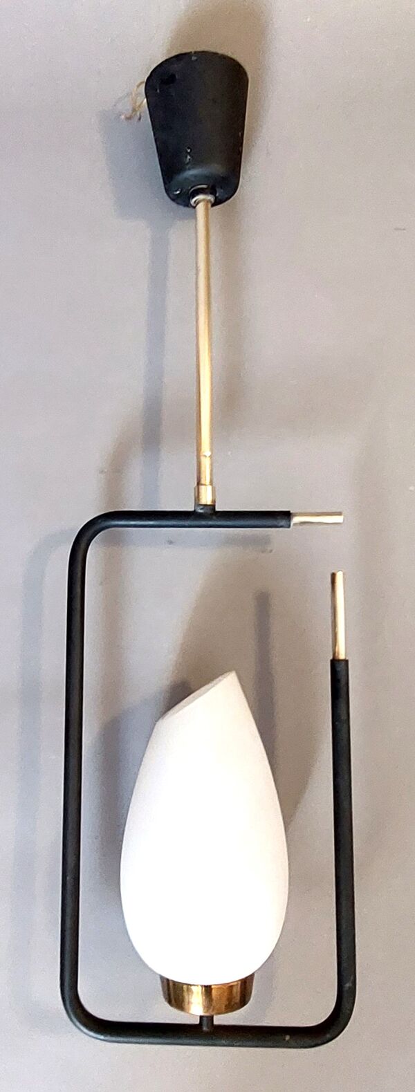 Suspension Maison Lunel en métal noir, laiton doré et opaline 1960.