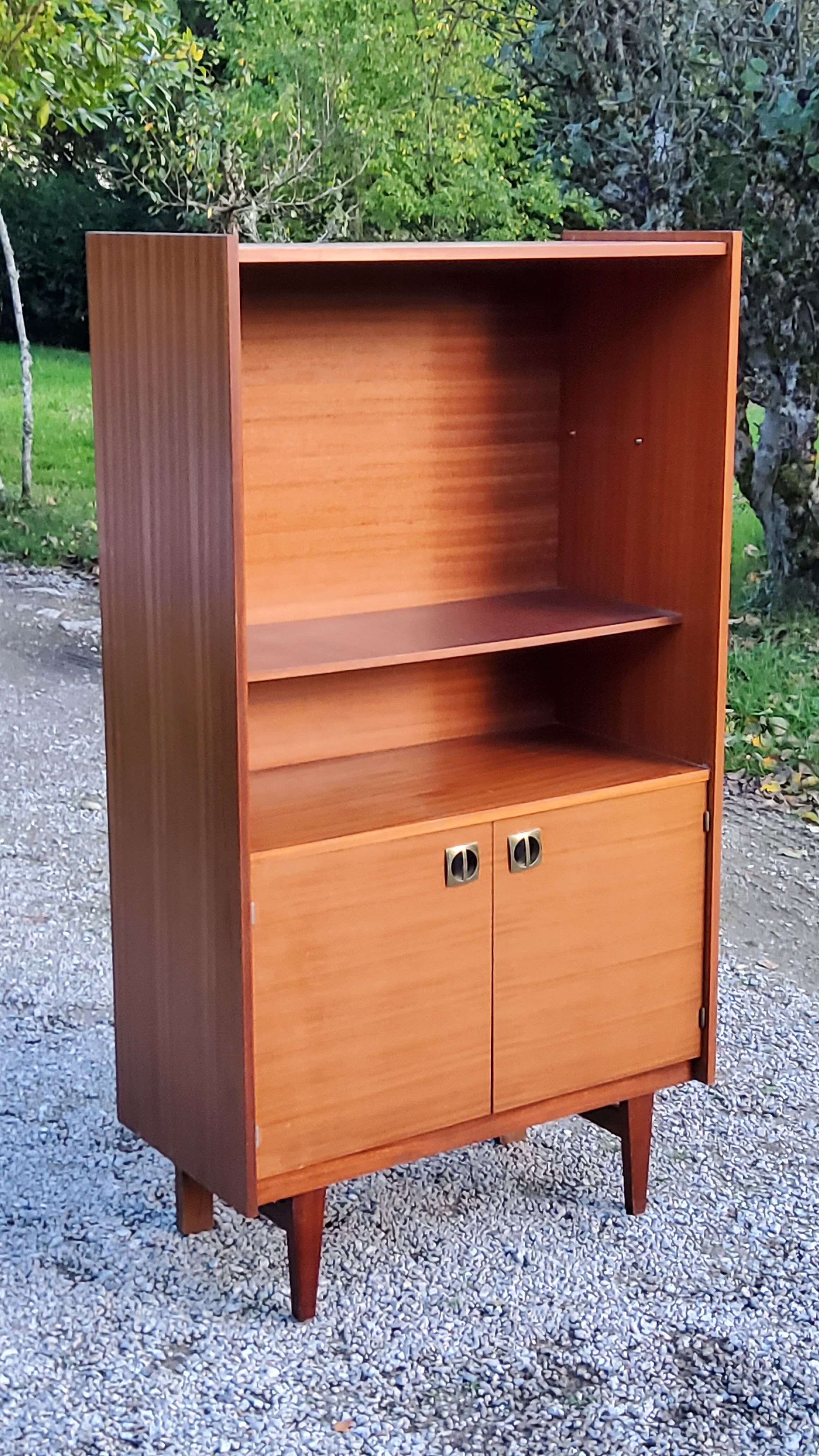 Bibliothèque des années 60/70  en acajou doré pieds fuseaux