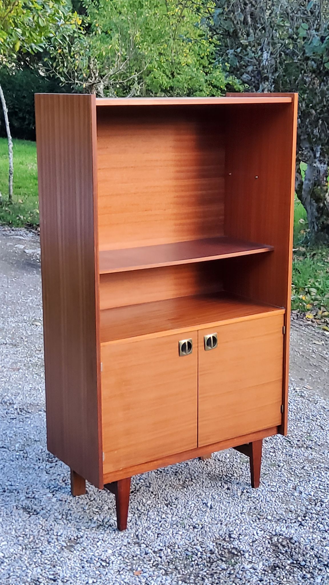 Bookcase from the 60s/70s in golden mahogany with bobbin feet