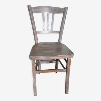 Chaise en bois de bistrot
