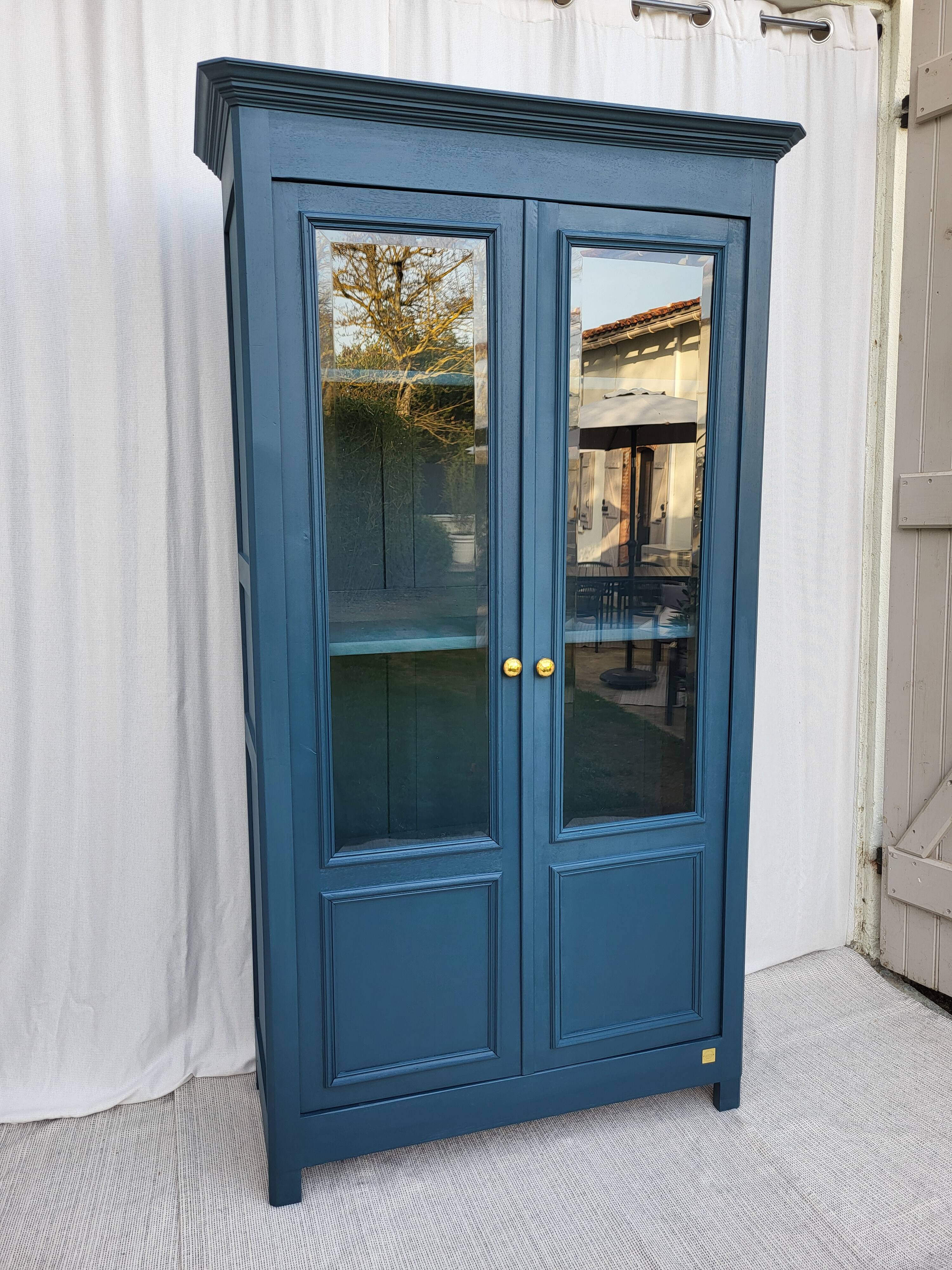 Bookcase with 2 glass doors