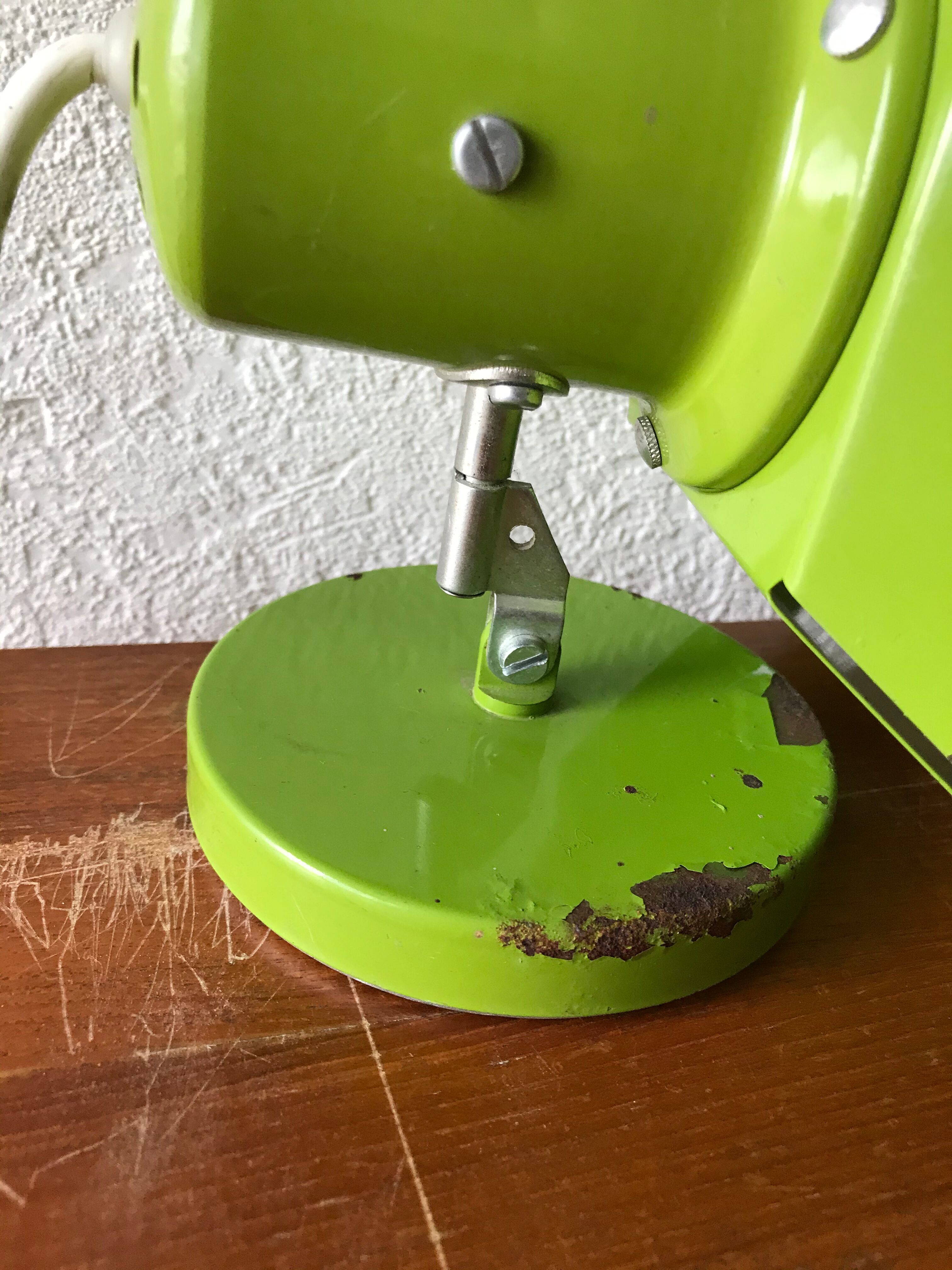 Spot articulated green laqué metal