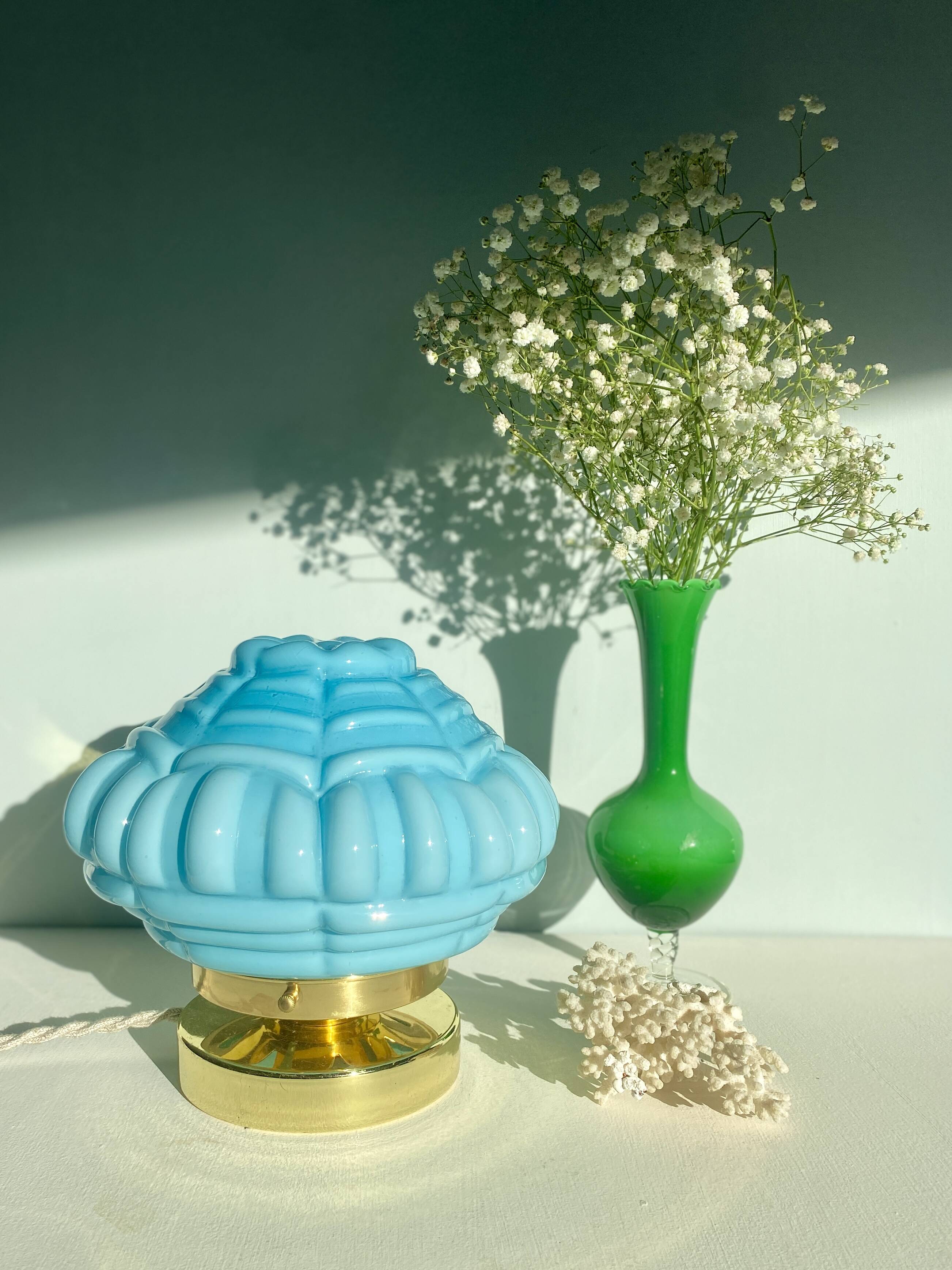 Lampe à poser globe vintage art déco en opaline bleue