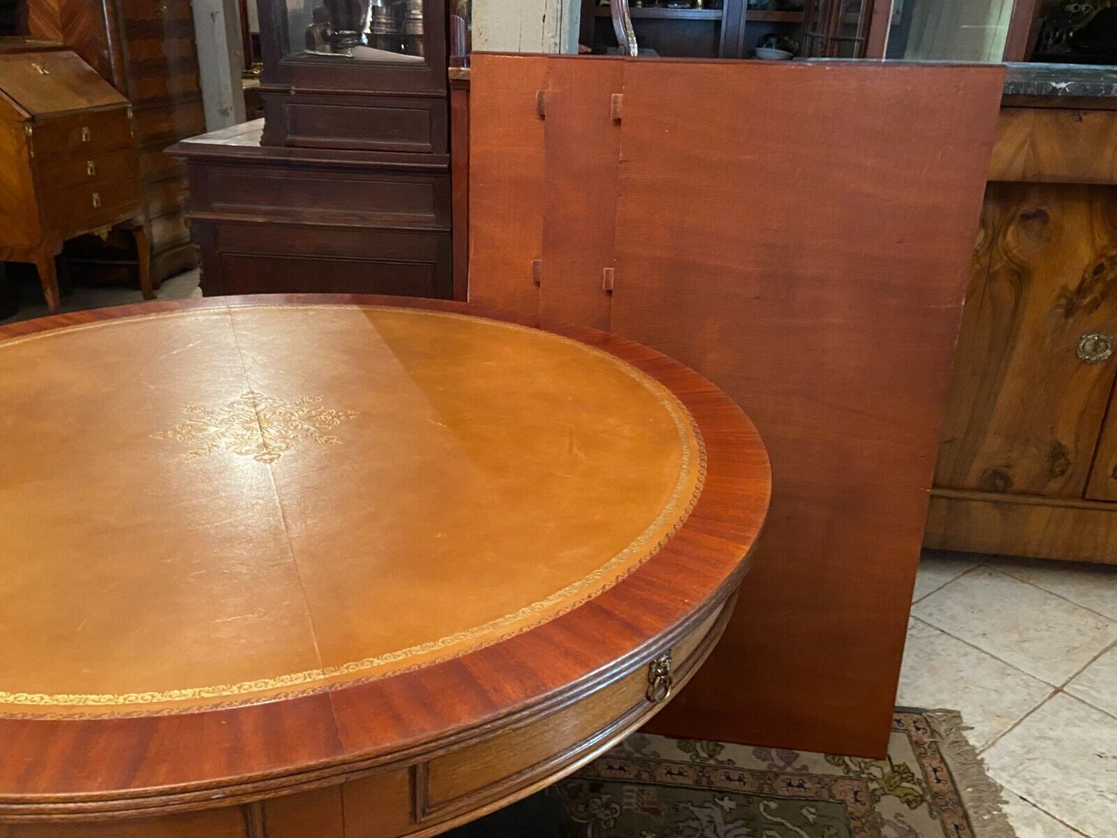 Circular table in light mahogany and leather base claw English style