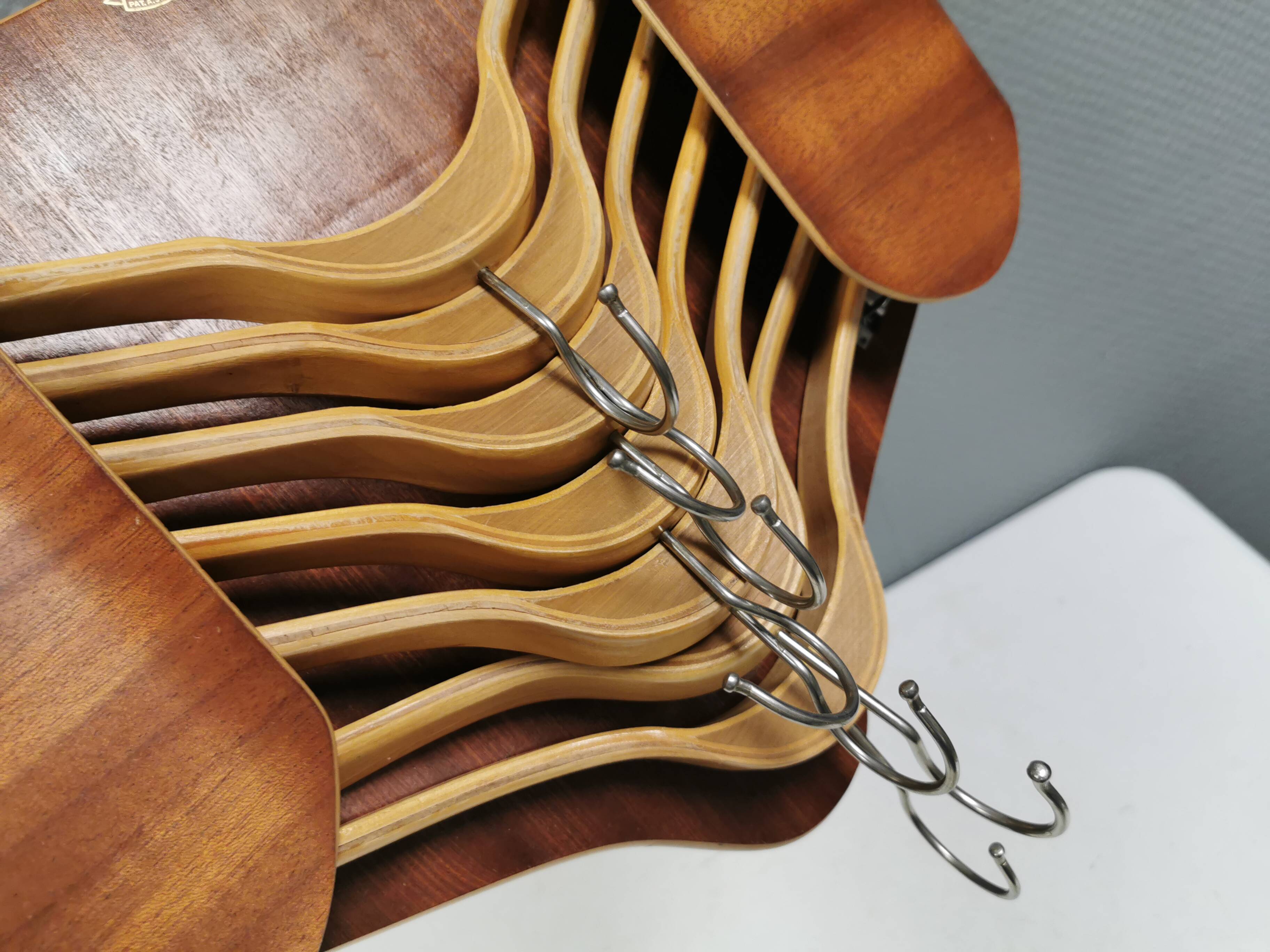 Very beautiful vintage hanger holder, including 7 matching hangers.