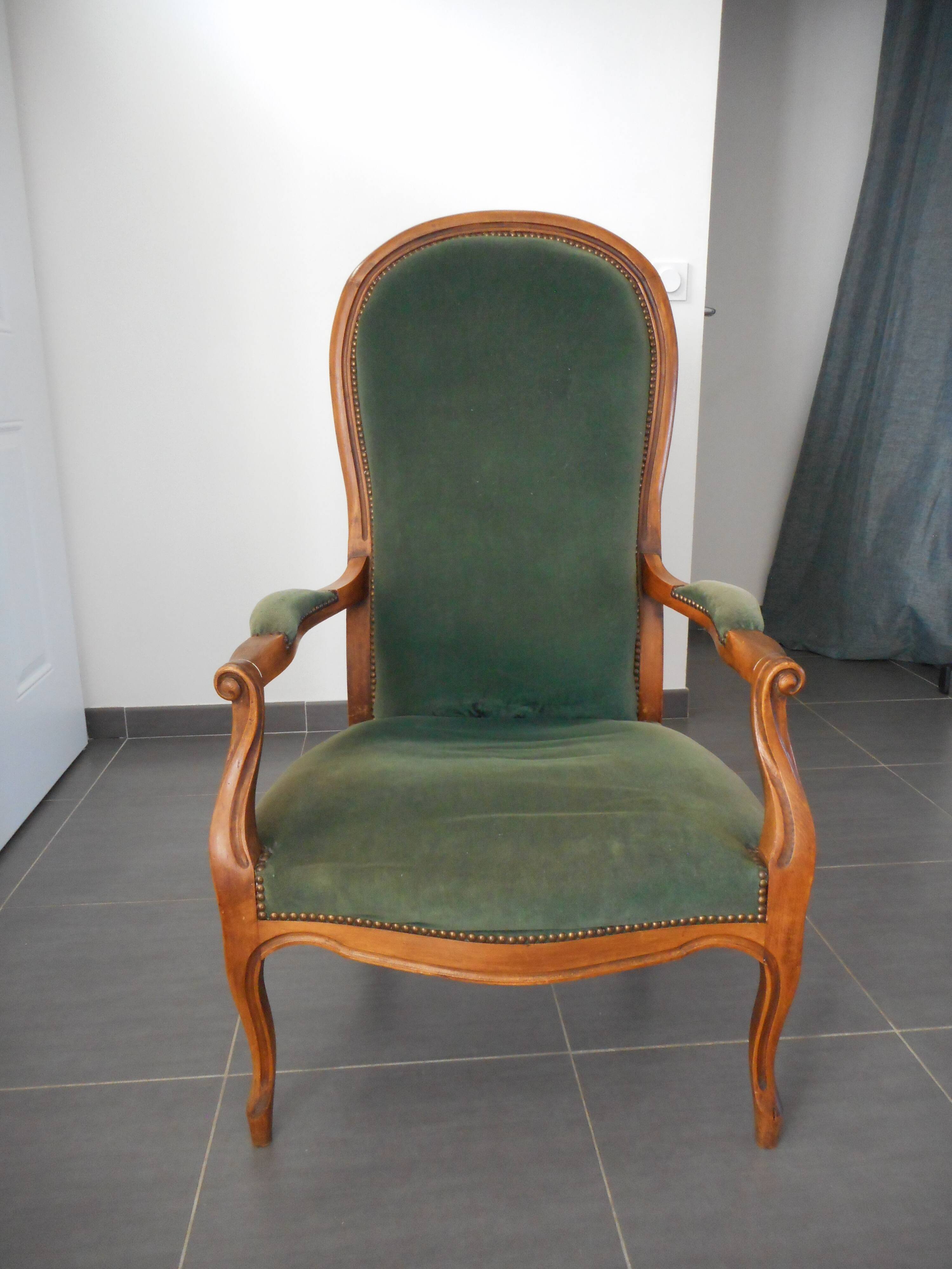 Voltaire armchair in fine green velvet, late 19th - early 20th century.