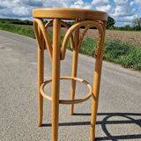 Tabouret haut de bar en bois courbé et cannage
