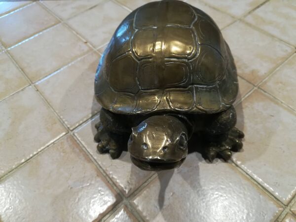 Tortue en laiton xxe patine dorée
