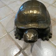 Tortue en laiton xxe patine dorée