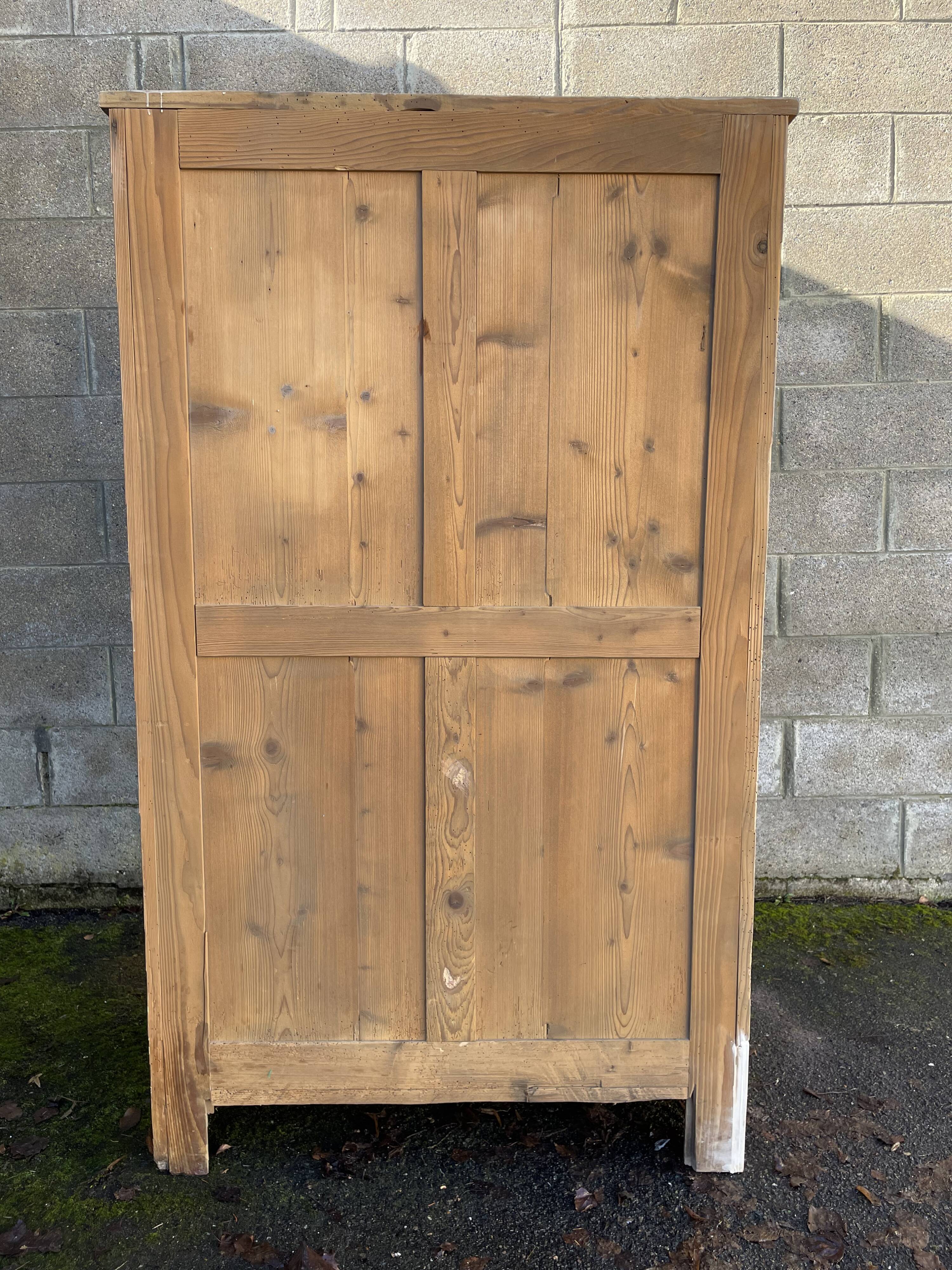 Armoire parisienne ancienne