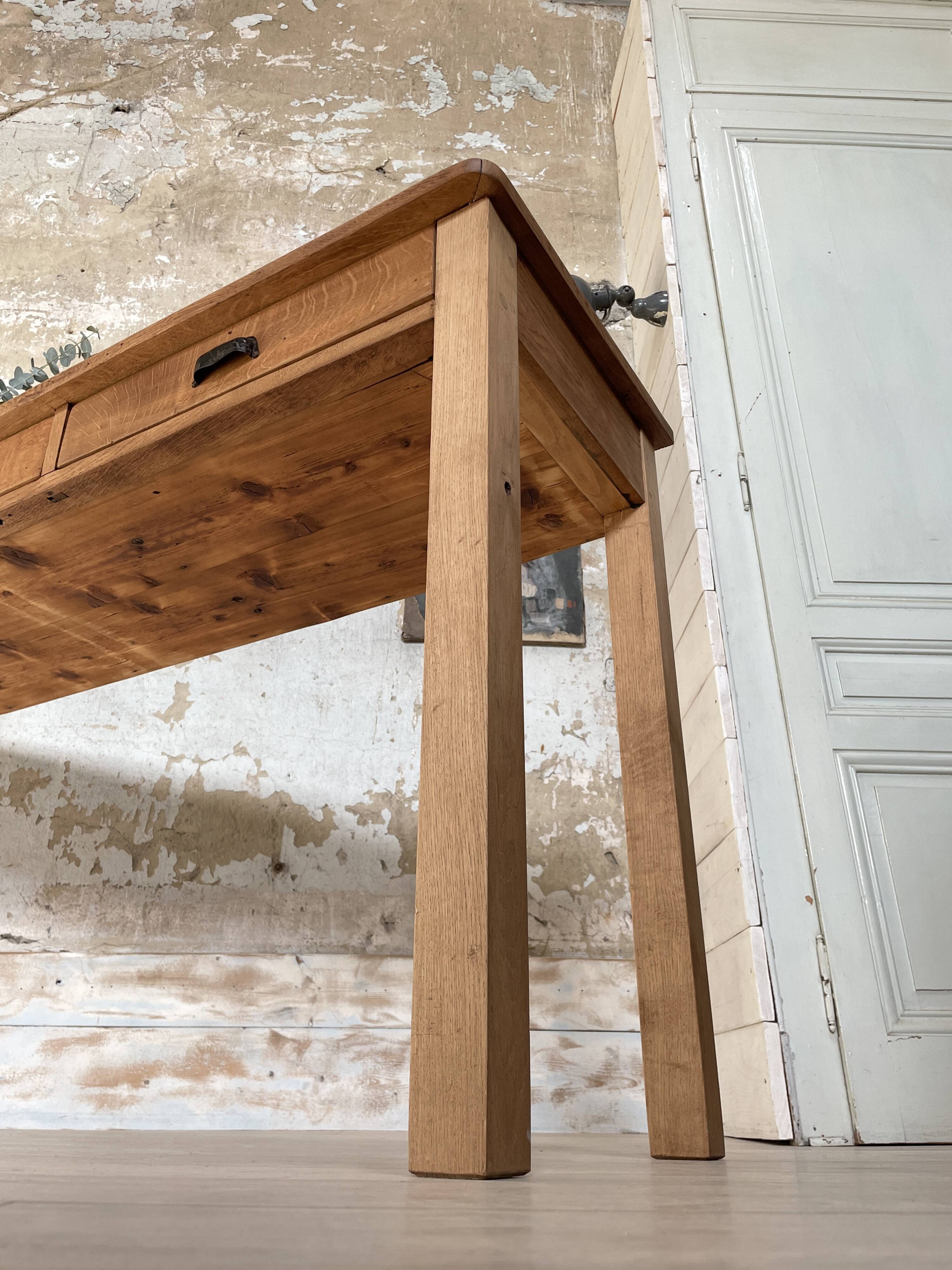 Console service in solid oak, circa 1900.