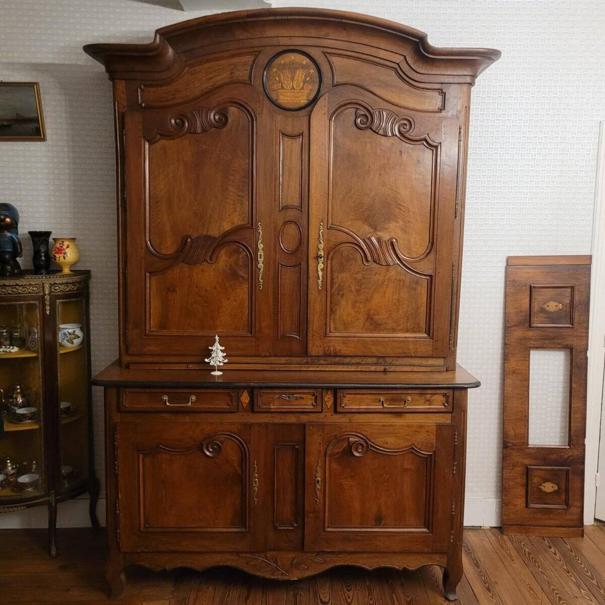 Buffet deux corps Louis XV Charolais en noyer, d’époque XVIIIᵉ si