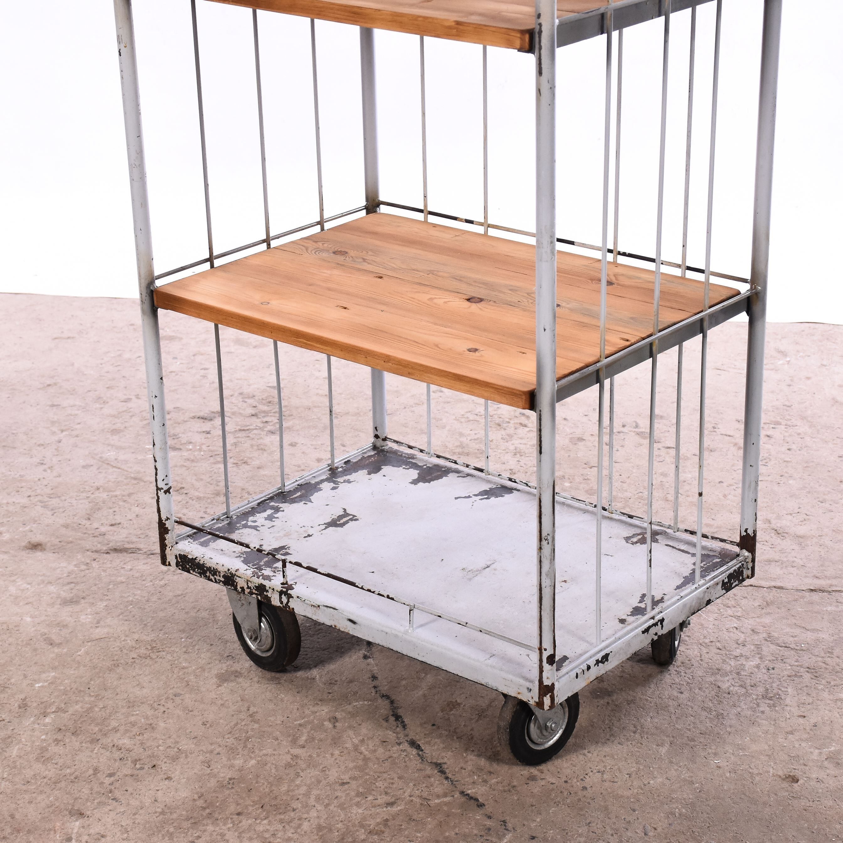 Shelving unit on wheels