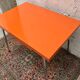 Table de cuisine vintage extensible année 70 en formica orange