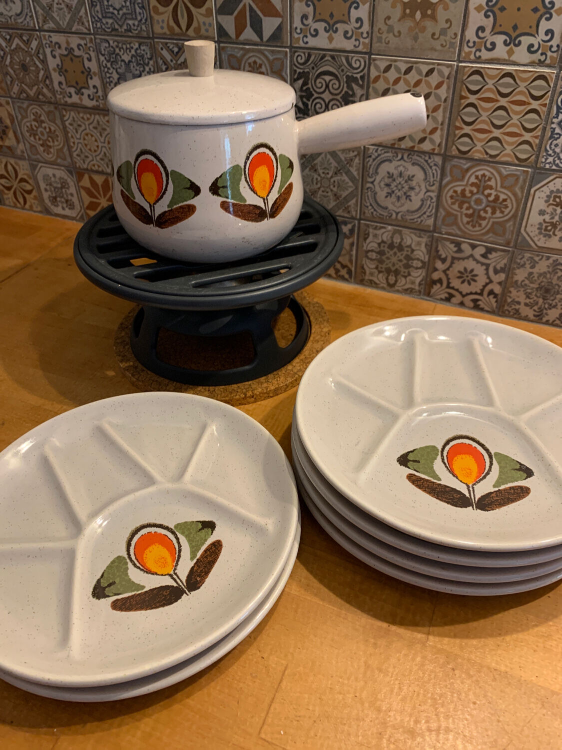 Burgundy fondue service