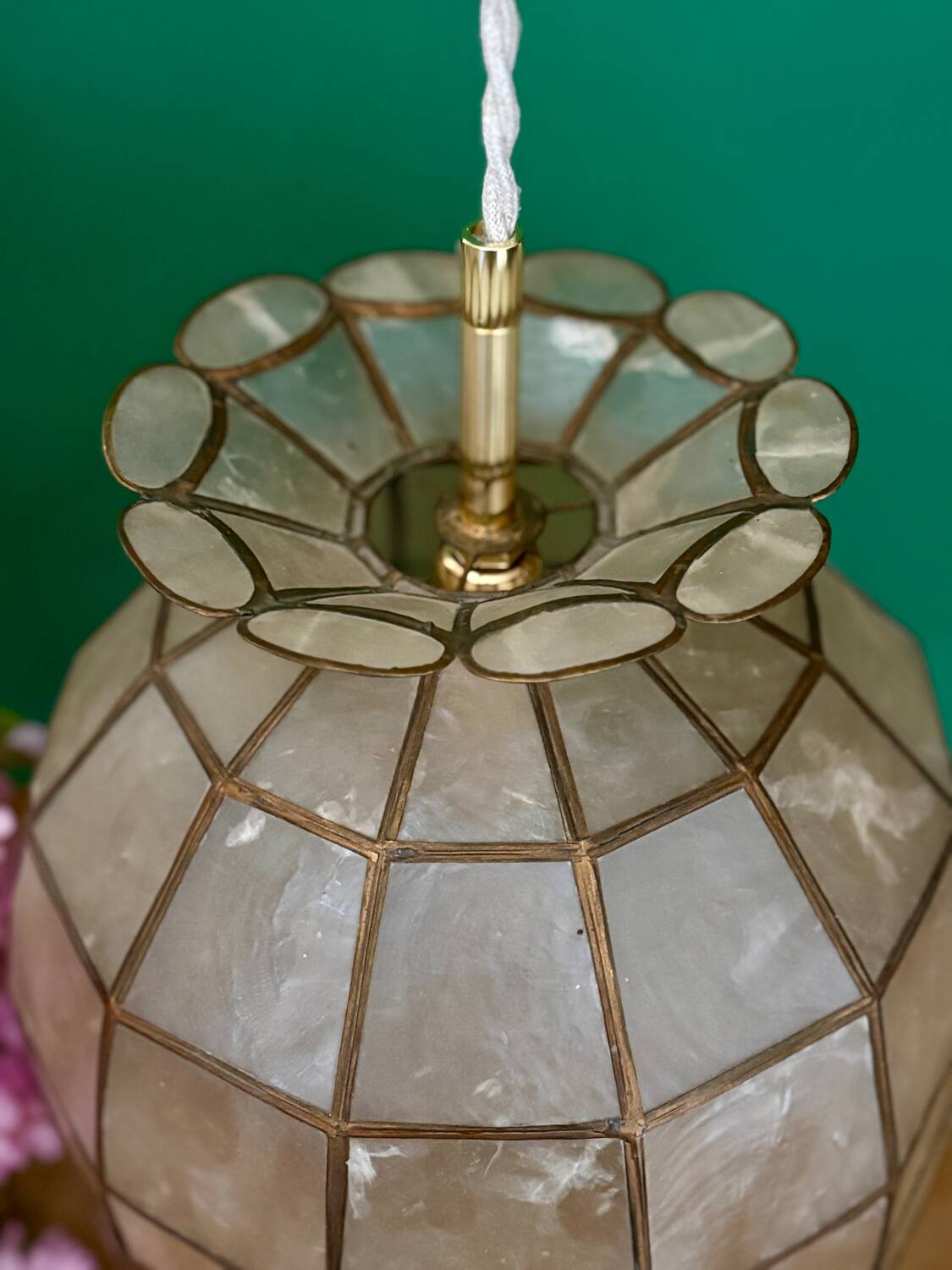 Vintage pendant light in mother-of-pearl and brass